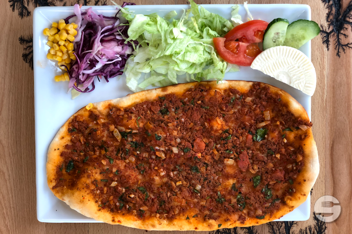 Lahmacun mit Schafkäse - Glatt Cafe