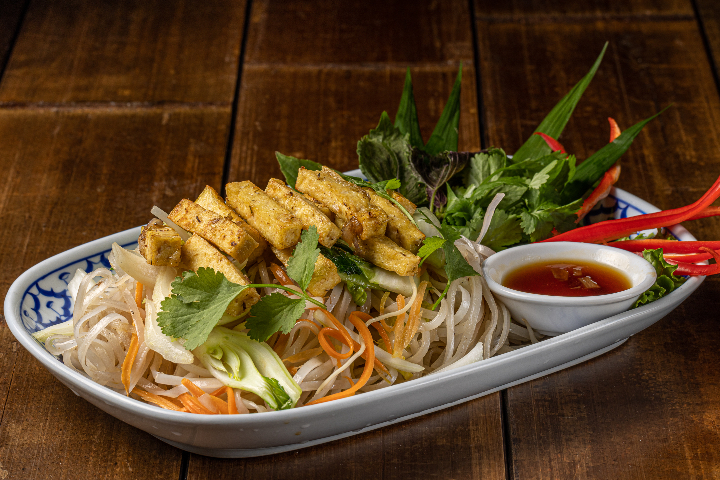 Hủ tiếu xào đậu hũ - Nouilles de riz sauté aux légumes et tofu (végétarien) - Les Rues de Saïgon