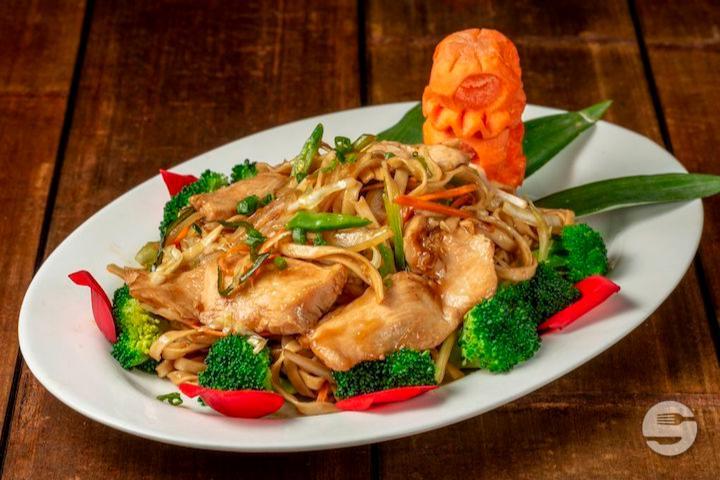 Nouilles Sautées au Poulet - Le Printemps