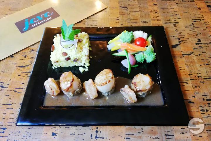 Duo de crevettes sauvages et noix Saint-Jacques sur lit de coco à la mauricienne - Java Café - Salon