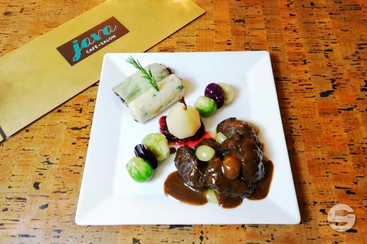 Joues de cerf braisées au vin rouge et raisins - Java Café - Salon
