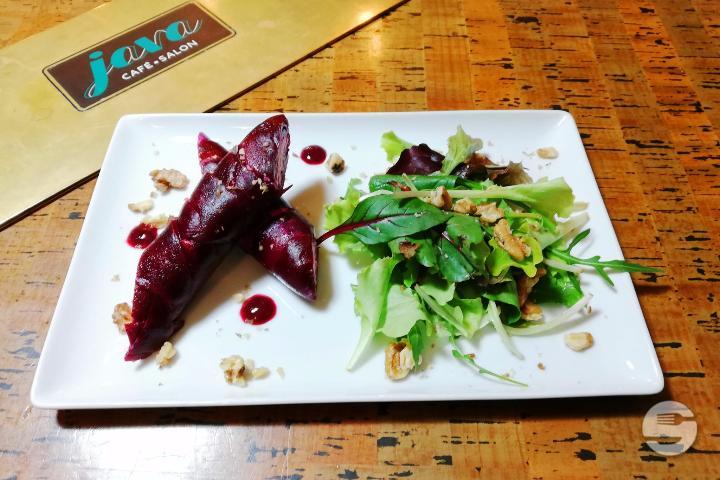 Ballotine of beetroot and fresh goat's cheese with herbs, walnut oil - Java Café - Salon