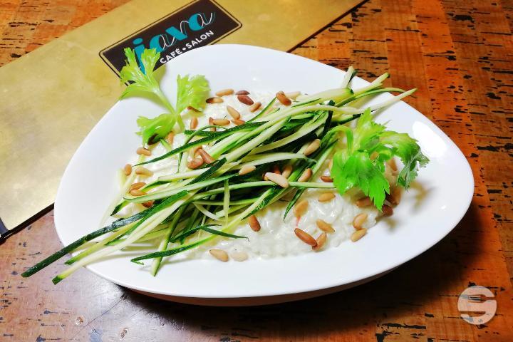 Creamy risotto with reblochon cheese, tagliatelle of sautéed courgettes and pine nuts - Java Café - Salon