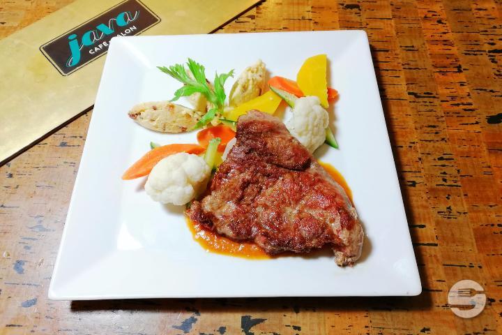 Iberian pork pluma marinated in espelette pepper and snack, piperade coulis - Java Café - Salon