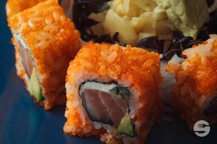 Salmon Uramaki Roll - Le Baroque