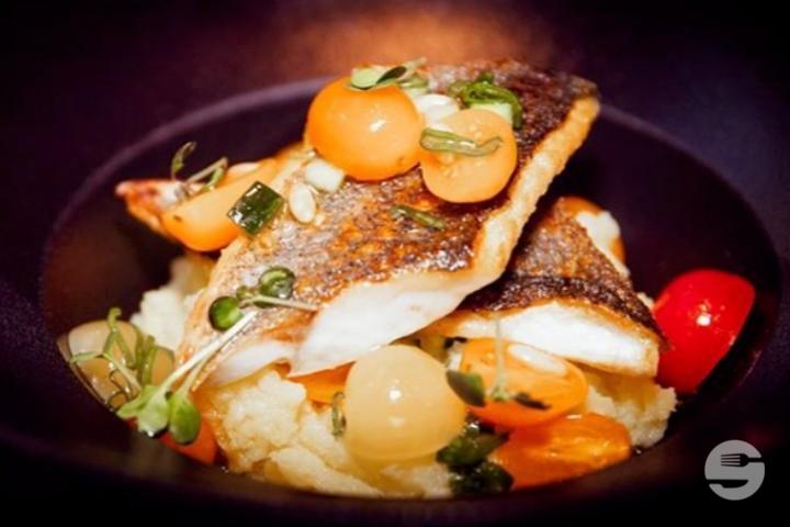 Filet de Bar Rôti, Ecrasé de pommes de terre, sauce vierge - Le Baroque