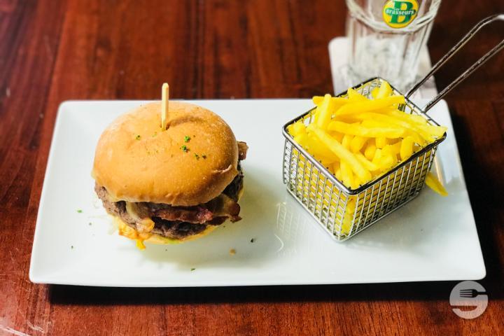 The Brasseurs Bacon Burger - Les Brasseurs