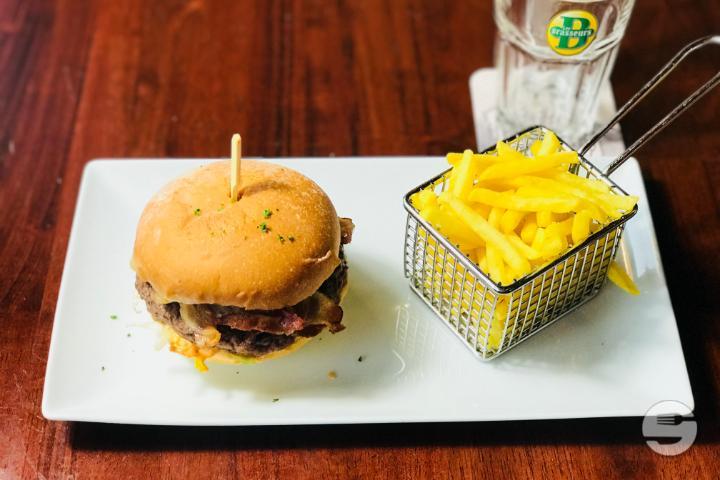 Le Brasseurs Bacon Burger - Les Brasseurs