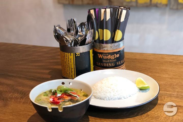 Green Curry mit Jasminreis, Tofu und Gemüse (sehr scharf) - Nooba