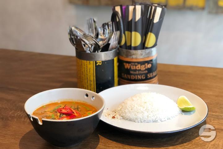 Panaeng Curry mit Jasminreis, Tofu und Gemüse - Nooba