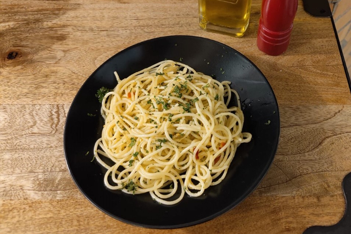 Pasta with Aglio Sauce, Oglio e Peperoncino - La Puccia