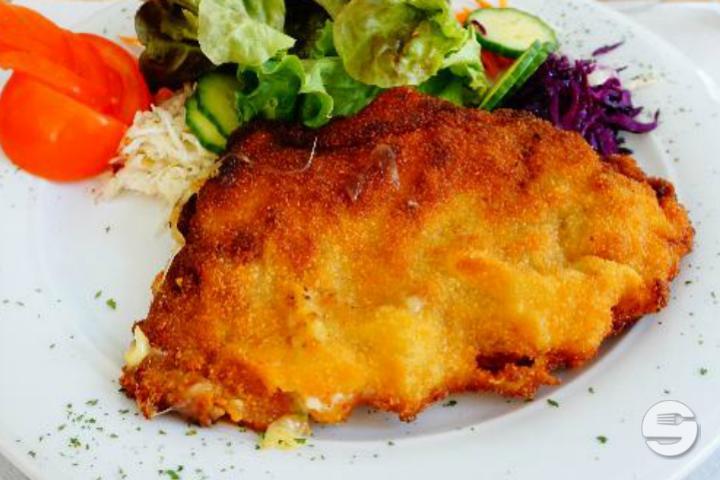 Poulet Cordon Bleu mit Pommes und Salat - Krienser Kebab und Pizza Haus