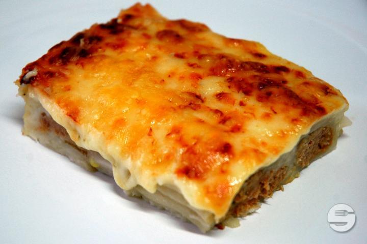 Cannelloni mit Fleischfüllung und mit Mozzarella überbacken - Krienser Kebab und Pizza Haus