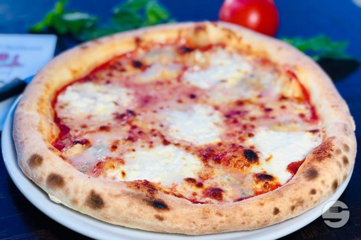 Pizza Quatro Formaggi - La Trattoria