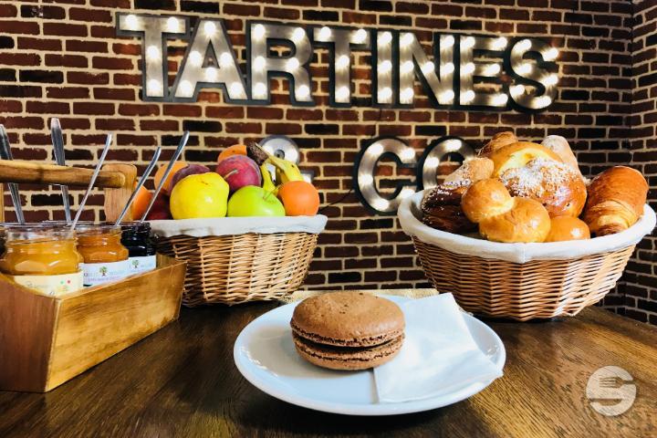Big Chocolate Macaron - Tartines & Co