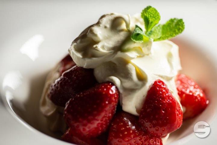 Meringue, Fraises et Crème Double de la Gruyère - Au Pied de Cochon