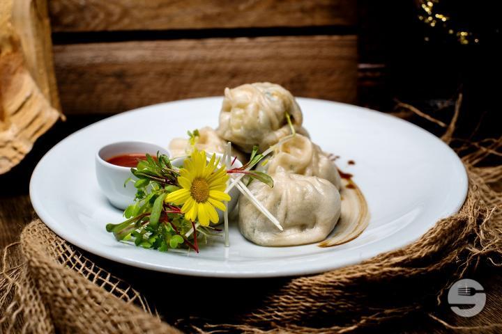 Vegan Momo's 6 Stk. + Salat - Roots of Himalaya