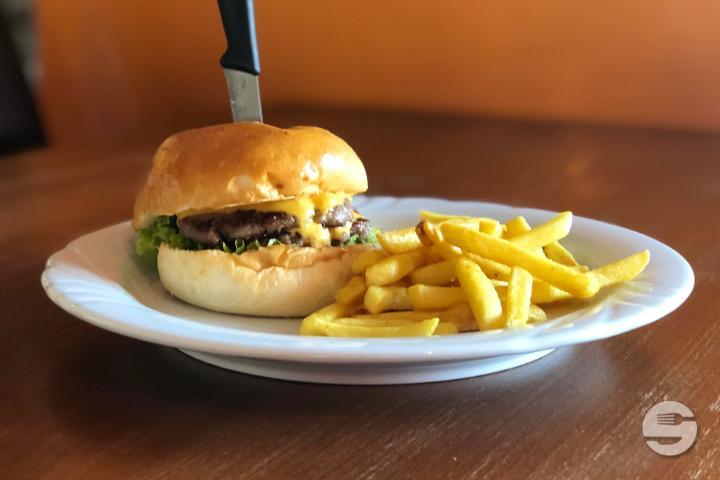 The Classic 150gr Menu (+ Softdrink und Pommes) - Burgers & Shakes