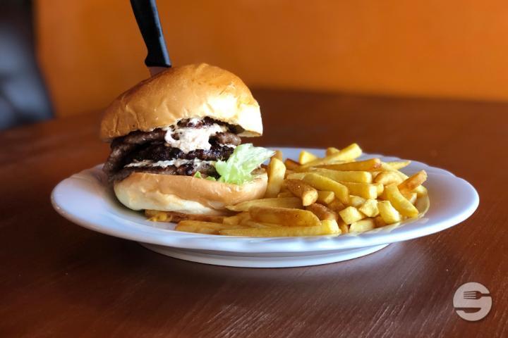 The Worlds Most Famous Burger Menu (+ Softdrink und Pommes) - Burgers & Shakes