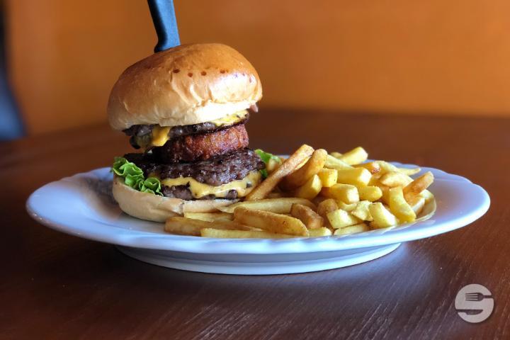 The Swiss Burger Menu (+ Softdrink und Pommes) - Burgers & Shakes