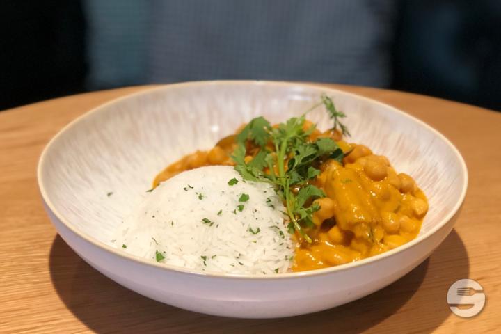 Veganes Planted Chicken Curry - Brasserie Freilager