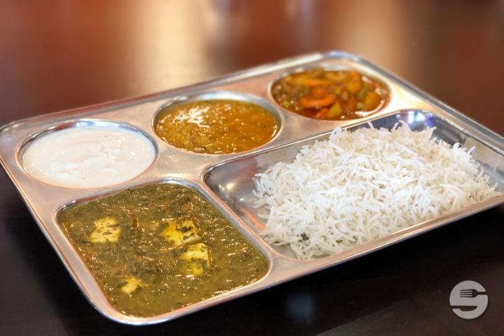 Vegetarisches Thali mit Reis - Thali House