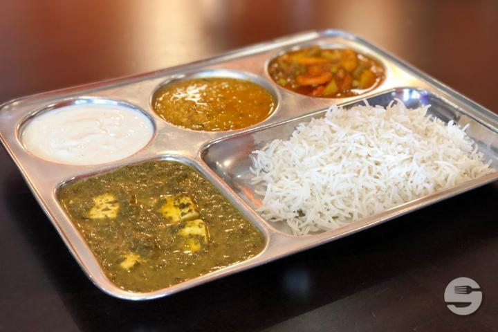 Vegetarisches Thali mit Mango Lassi - Thali House
