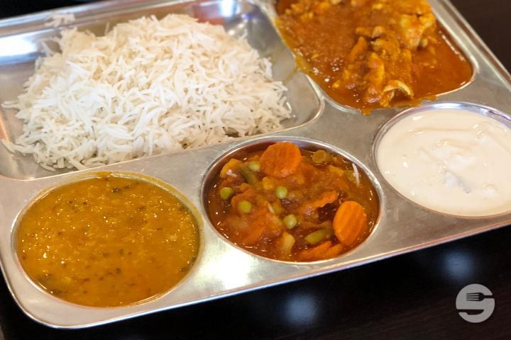 Poulet Thali mit Reis - Thali House