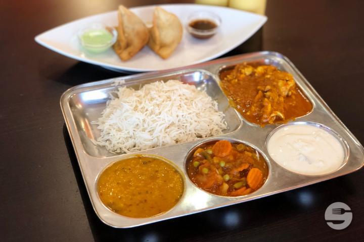 Thali Chicken mit Samosa - Thali House