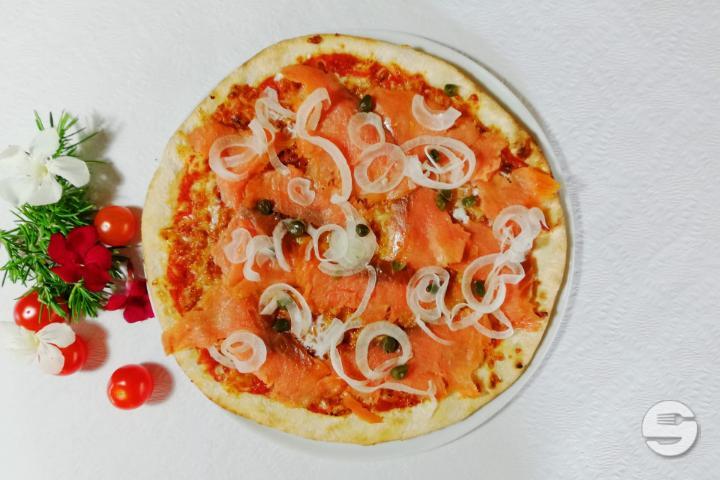 Pizza with Salmon - Il Bacio