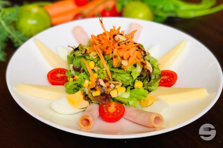Chef's Britannia Salad - Britannia Pub