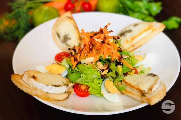 Hot Goat Cheese Salad with Toast - Britannia Pub