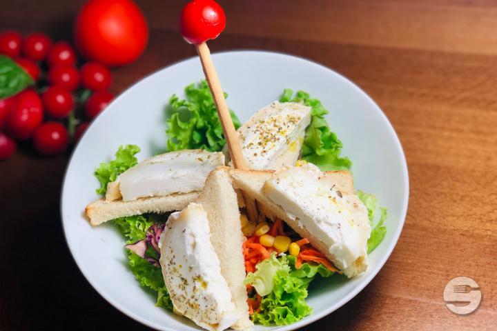 Hot Goat Cheese Salad - La Fontaine