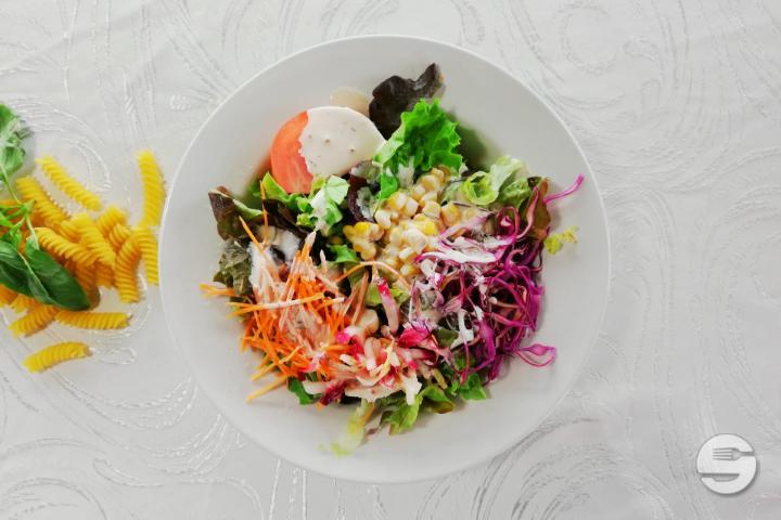 Salade de Crudités de Saison - Restaurant de l'aéroport