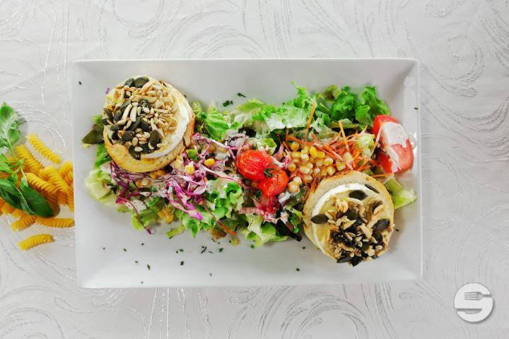 Hot Goat cheese Salad - Restaurant de l'aéroport