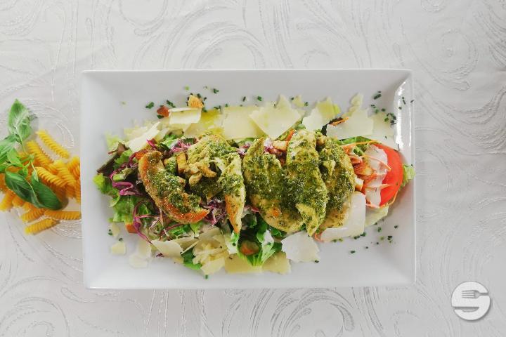 Salade et Aiguillette de Poulet au Pesto - Restaurant de l'aéroport