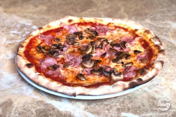 Pizza Prosciutto e Funghi - Andulino Cucina Italiana & Steak House