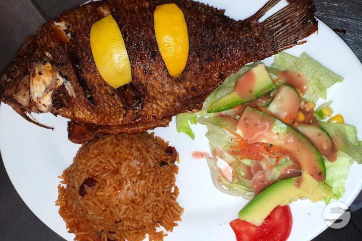 Pescado Frito Con Tostones o Con Arroz Blanco o Con Moro - Donde Luis