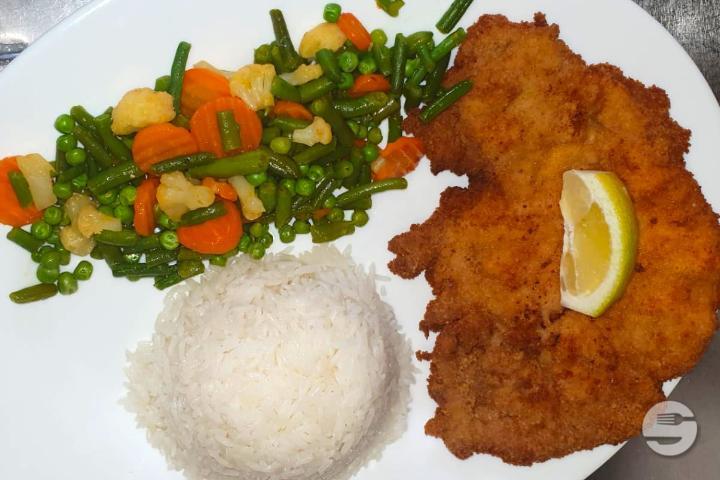 Carne Empanada Con Arroz Blanco y Vegetales - Donde Luis
