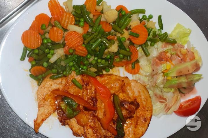 Pechuga de Pollo a la Plancha con Verduras - Donde Luis