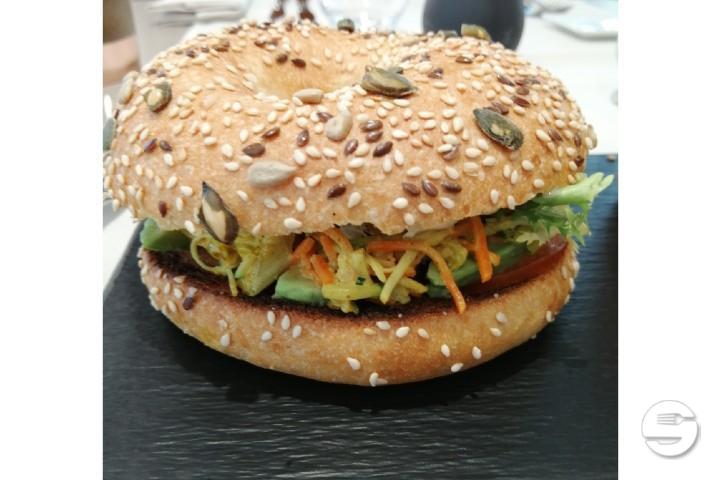 Bagel avocado crudités and curry - Brasserie Beau-Soleil