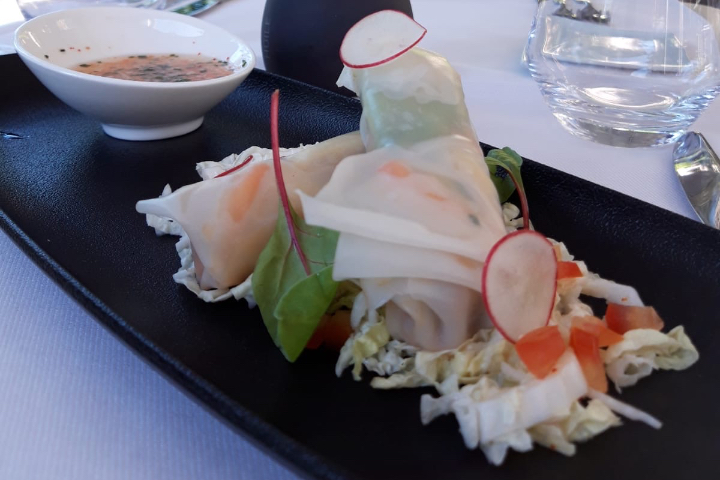 Rouleaux d été au crabe et combava - Brasserie Beau-Soleil