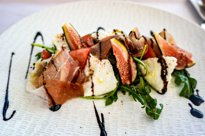 Mozzarella si bufala, figues et jambon cru - Brasserie Beau-Soleil