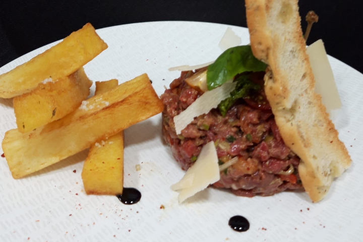 Tartare de bœuf à l italienne, pommes pont neuf - Brasserie Beau-Soleil