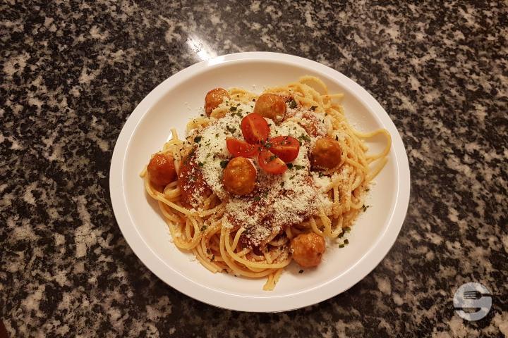 Spaghetti al Pomodoro et Boulettes de Viande - Aux Saveurs d'Italie