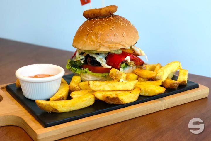 The Beste Vegi Burger mit Country Fries - Miki Burgers