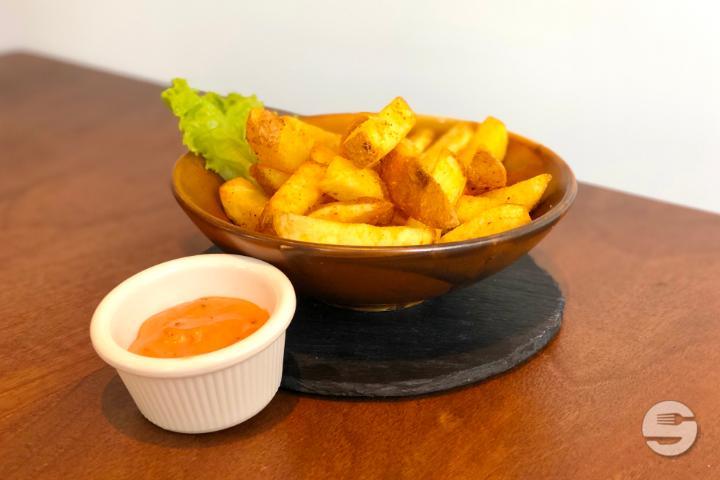 Country Fries mit Cocktailsauce - Miki Burgers