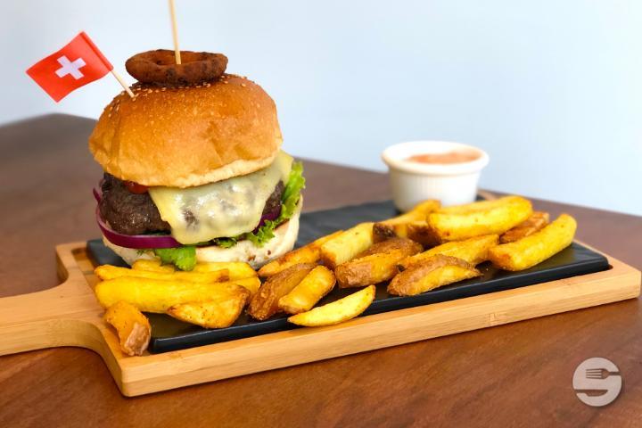 Beef Burger mit Country Fries - Miki Burgers