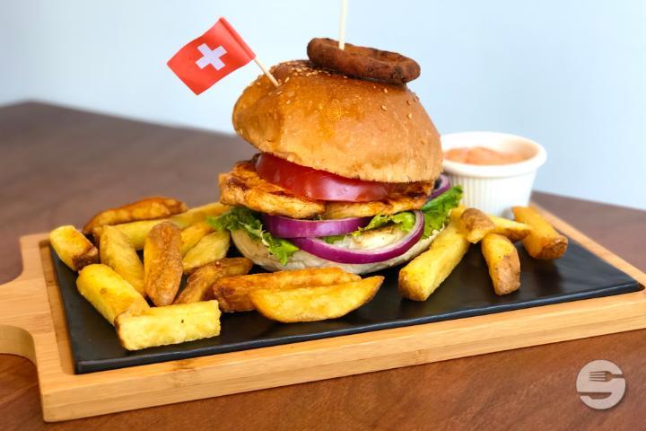 Chicken Burger mit Country Fries - Miki Burgers