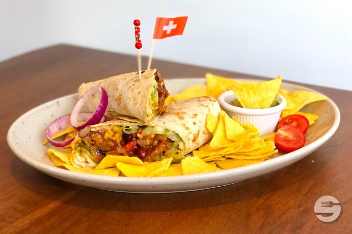 Chicken Burrito mit Nachos - Miki Burgers